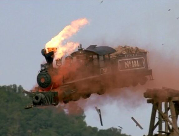 実際に1/4スケールの模型を爆破して撮影した機関車